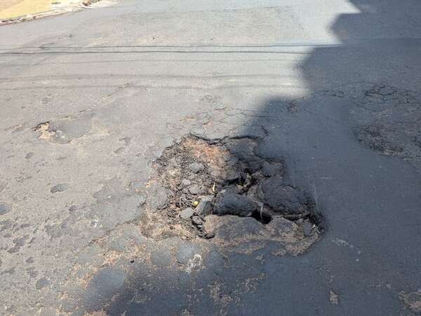 Enorme cráter en el medio de la calle  - Crónicas Ciudadanas - ABC Color