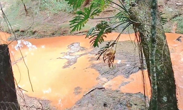 Fiscalía investiga posible contaminación tras aparición de agua rojiza en arroyo de Paso Yobái - OviedoPress