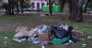 Diario HOY | Enseñan, pero no dan el ejemplo: docentes dejaron un basural en la plaza