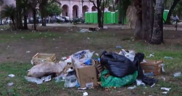 Diario HOY | Enseñan, pero no dan el ejemplo: docentes dejaron un basural en la plaza