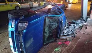 Adolescente al volante protagoniza vuelco sobre Acceso Sur