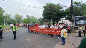 Docentes, administrativos y alumnos de la UNA cerraron vías de acceso y paralizaron el tráfico - Nacionales - ABC Color