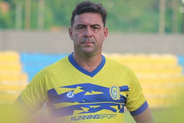 Troadio Duarte asume el mando, en una jugada repetida en Deportivo Capiatá - Fútbol de Intermedia - ABC Color