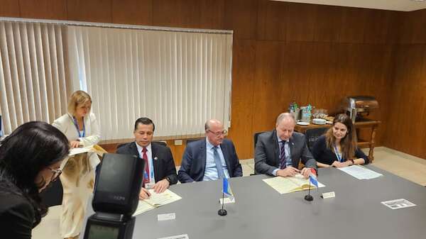 Con US$ 150 millones, BID, BEI y UE financian a la ANDE - Economía - ABC Color