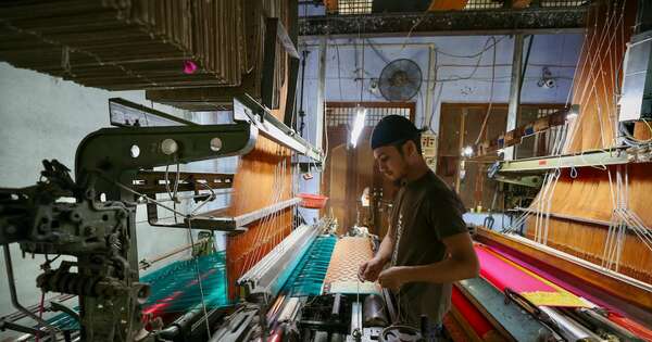 La Nación / Mejorar la productividad es clave para reducir las horas laborales, señala la UIP