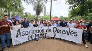 Docentes universitarios realizan paro en rechazo a la reforma de la Caja Fiscal aprobada por el Senado - Nacionales - ABC Color