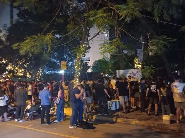 Bar asunceno se “adueña” de plaza y convierte veredas en baños públicos, denuncian - Nacionales - ABC Color