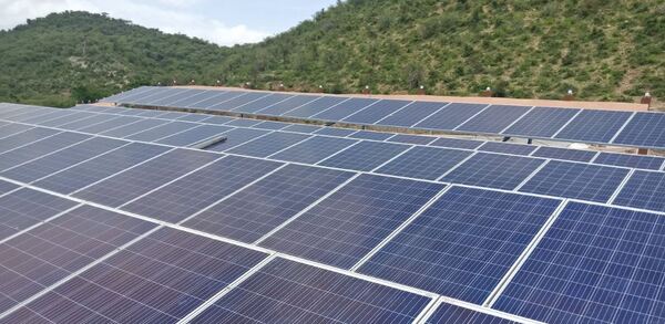 Gobierno apunta a expandir sistema de paneles solares que produce agua potable en el Chaco