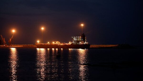 EE.UU autorizó venta temporal de petróleo ruso para aliviar mercado energético