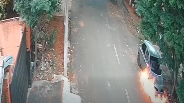 Auto de político ardió en llamas y sospechan que no fue accidental