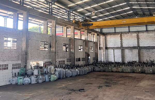 Hallan transformadores en desuso de ANDE en supuesto depósito clandestino - Economía - ABC Color