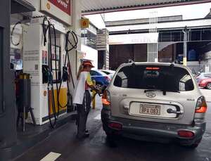 “Ya está lo suficientemente elevado”: conductores cuestionan suba de combustibles - Economía - ABC Color