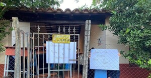 Estudiantes y padres bloquean acceso al colegio por ausentismo de una profesora