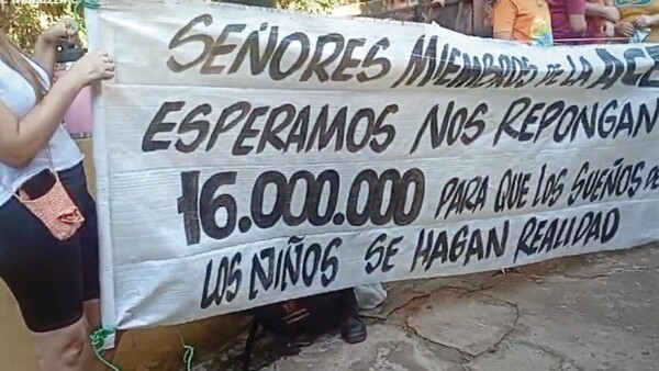 Padres piden ubicar a una tesorera “desaparecida”