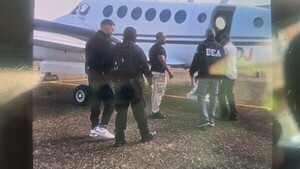 Video: Marset aborda un avión con agentes de la DEA para luego ser extraditado a EEUU