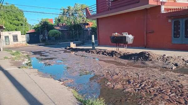 En el barrio San Pablo el olvido municipal se traduce en baches, cloacas y una zanja peligrosa - Nacionales - ABC Color