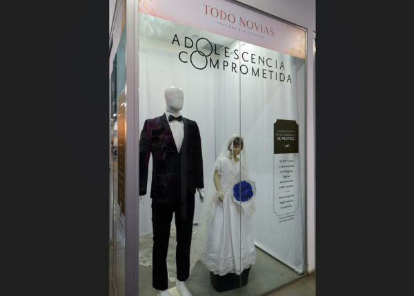 Vestido de novia en el Mercado 4 denuncia la entrega de niñas a matrimonios forzados