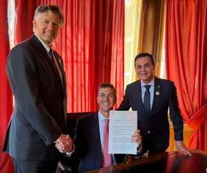 Cuestionan doble “lapicera” de Peña y Alliana y promulgación “viajera” de SOFA - Política - ABC Color