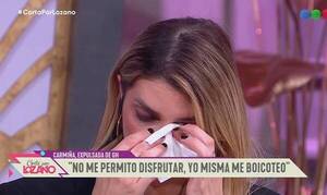 [VIDEO] En su recorrido de medios, Carmi se quebró y pidió disculpas de rodillas