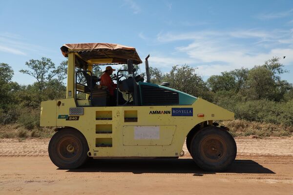 Primera colocación asfáltica en lote final del Corredor Biocéanico en el Chaco