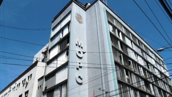 Otra más del MOPC: “Ro pikasente, nde chuko’i”, le tiró y le mostró su ma’ẽra