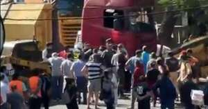 La Nación / Motociclista quedó atrapada bajo las ruedas de un camión de gran porte en San Lorenzo