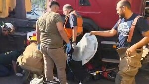 Mujer queda atrapada bajo la rueda de un camión en San Lorenzo