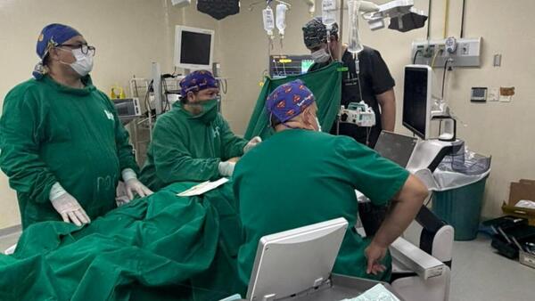 Realizan compleja cirugía fetal intrauterina a una embarazada de gemelos