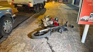 Video: violento choque en Ñemby deja un motociclista fallecido - Policiales - ABC Color