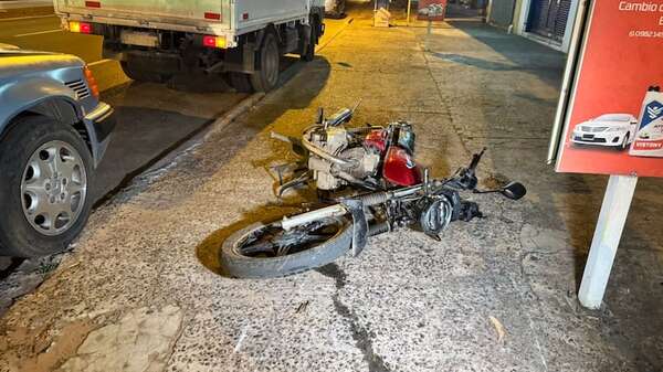Video: violento choque en Ñemby deja un motociclista fallecido - Policiales - ABC Color