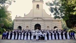 Bajo la bendición del obispo de Caacupé, 53 parejas dieron el sí