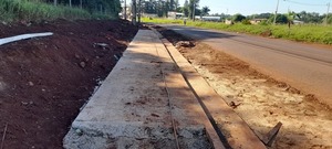 Avanzan trabajos de construcción de veredas en el acceso al barrio San Rita de Cambyreta