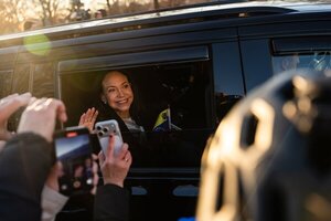 Trump le aconseja a Machado no regresar a Venezuela