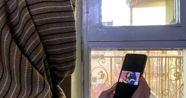 La Nación / Mujeres afganas: un vestido azul, una canción, un grito en la montaña