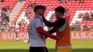 El saludo entre Alderete y Gómez previo al Sunderland vs. Brighton