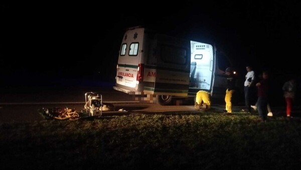 Furgón y ambulancia sufren accidente rutero por una vaca suelta