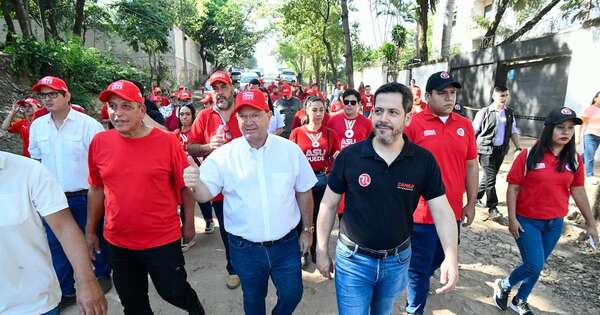 La Nación / Latorre destaca entusiasmo ciudadano en caminata con Camilo Pérez