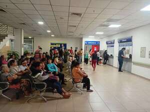 Largas filas y espera interminable en el Hospital Ingavi del IPS - Nacionales - ABC Color