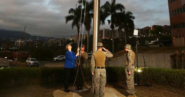 La Nación / Embajada de EE. UU. en Caracas izó su bandera luego de siete años