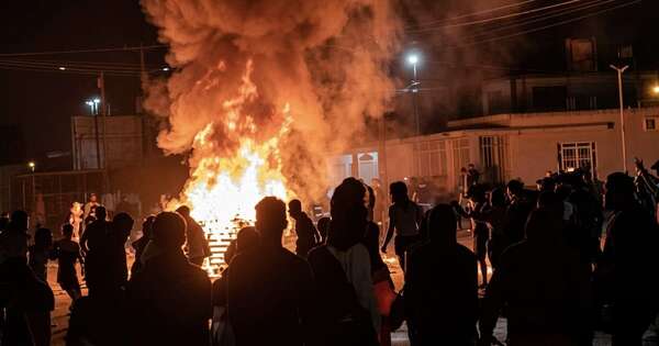 La Nación / Cuba: incendian sede del Partido Comunista durante protestas por apagones
