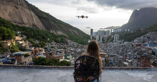 La Nación / Turismo con dron, la nueva atracción en las favelas de Rio de Janeiro