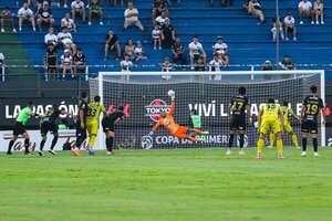 Con Gastón Olveira como figura, Olimpia vence a Recoleta FC y mantiene distancia en la cima