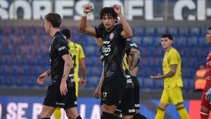 Olimpia gana y sigue firme en la cima