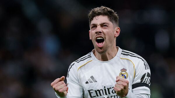 Real Madrid golea y mete presión al Barcelona