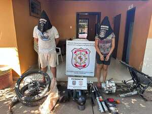 Concepción: policías  aprehenden a una pareja y recuperan partes de una motocileta denunciada como hurtada - Nacionales - ABC Color