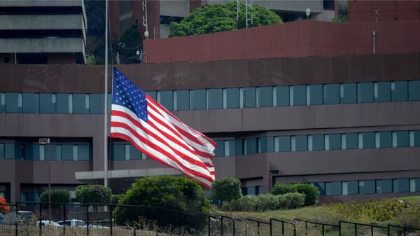 La bandera estadounidense regresa a la embajada en Caracas