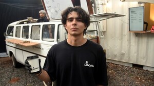 Joven abre un laboratorio de café adaptando una combi a sus sueños