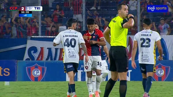 Cecilio Domínguez le mostró el parche de campeón a Agustín Da Silveira