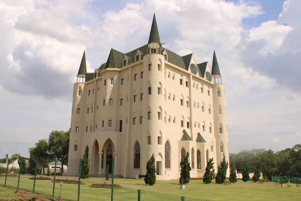 Iglesia Madre del Buen Consejo: el santuario neogótico que ilumina Ypacaraí  - ABC Revista - ABC Color