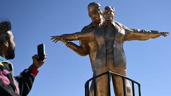 Una estatua de Trump y Epstein en la pose de 'Titanic' aparece en Washington